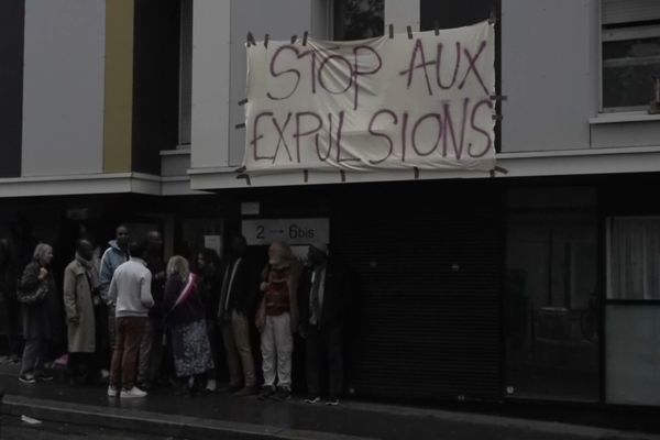 Des résidents et des élus protestent contre les expulsions du foyer des Amandiers-Troënes dans le 20e arrondissement de Paris.