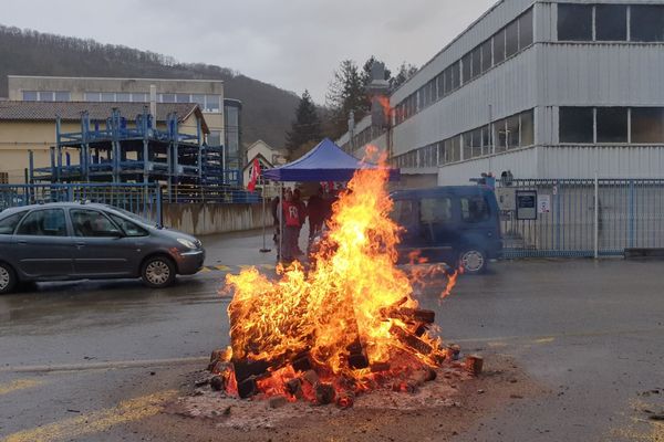 Débrayage sur le site d'Alstom à Ornans dans le Doubs.