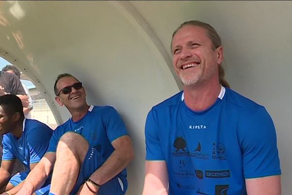 L'ancien champion du monde Emmanuel Petit sur le banc de touche du stade Kieffer à Ouistreham le samedi 26 mai 2018.