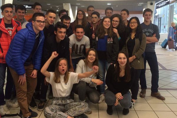 L'équipe de Robo'Lyon pose dans le hall des départs de l'aéroport de Lyon-Saint-Exupéry 