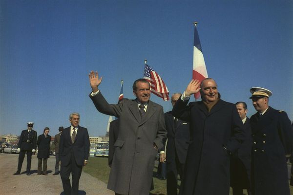 Sommet de Reykjavik, 1973. Georges Pompidou (à droite) est présent au côté du président Richard Nixon (à gauche). Tous deux saluent la foule. Le président de la République française devait mourir l'année suivante, en cours de mandat.