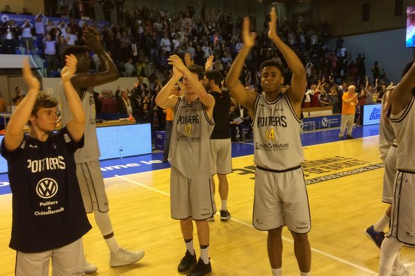 La joie des Poitevins hier soir après leur victoire contre Boulogne. 