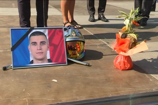 Villeneuve-Saint-Georges (Val-de-Marne) ont rendu un hommage à Geoffroy Henry, mortellement poignardé par un déséquilibré le 4 septembre.