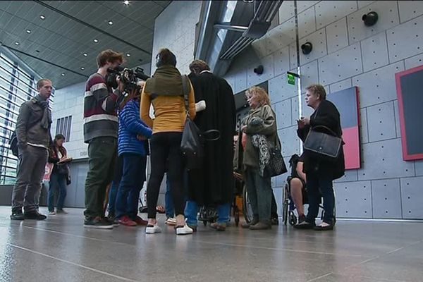 Quatre ex-patients du Dr V. et trois organes de presse comparaissaient en diffamation ce mercredi à Grenoble.