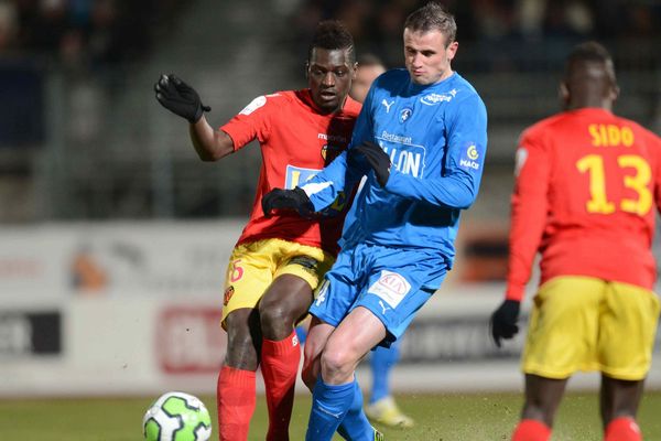 Le joueur de Niort Nicolas PALLOIS (à droite) opposé au joueur du Mans Joseph MENDES