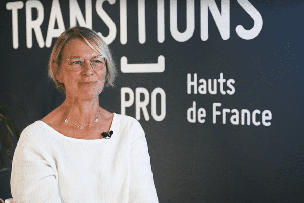 Fanny Vantighem a changé de vie à 50 ans : après vingt-cinq ans de carrière dans la grande distribution, elle est devenue aide-soignante.