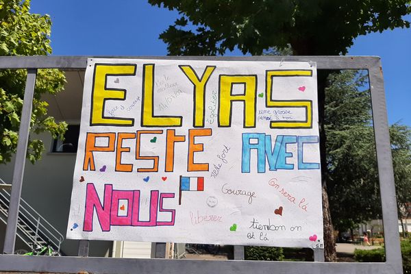 Les enseignants ont collé des affiches sur l'entrée du collège Le Lac à Sedan, le 11 juin 2021.