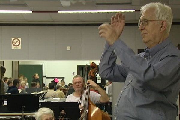 Jean-Louis Houry s'entraîne pour sa première représentation en tant que chef d'orchestre, ce dimanche.