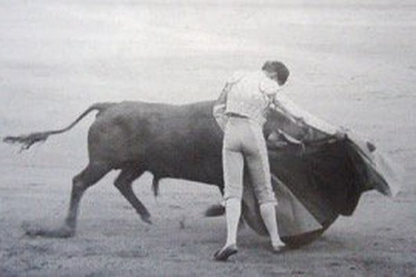 Curro Puya alias "Gitanillo de Triana".  Le 13 mai 1930, lors d’une corrida à Madrid, le journaliste Gregorio Corrochano veut chronométrer une de ses véroniques . Il regarde sa montre au moment où « Gitanillo » arme sa passe, puis quand il la termine : sa montre s'est arrêtée. Il regarde aussitôt celle de son voisin : arrêtée elle aussi. Il regarde en piste : le toro lui aussi s’est arrêté. Corrochano titrera sa chronique du jour : « Dis-moi, "Gitanillo", est-ce que ton cœur s'arrête quand tu torées ? ».