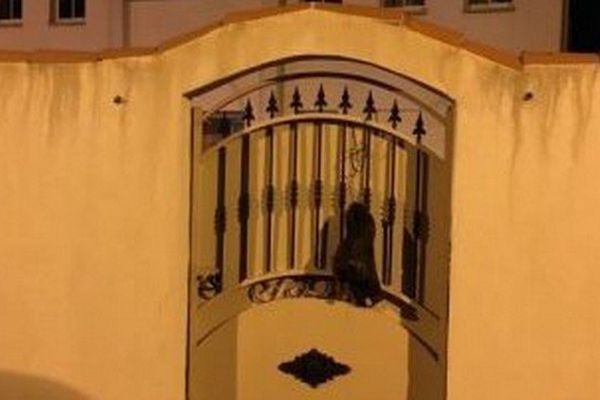 Une tête de sanglier accrochée devant la mosquée d'Aubagne.