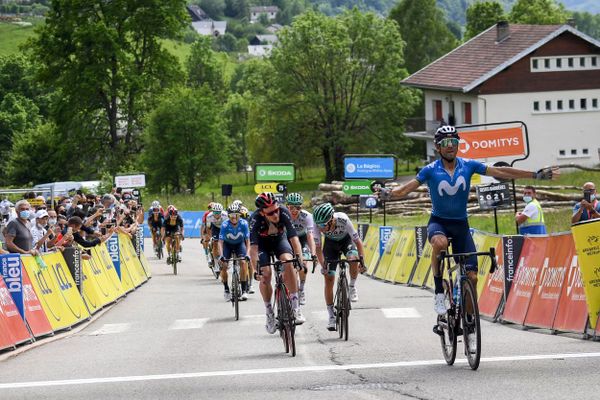 L'Espagnol Alejandro Valverde franchit la ligne d'arrivée en vainqueur au Sappey-en-Chartreuse.