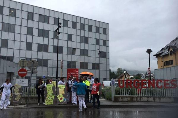 Les personnels des urgences de Chambéry manifestent devant l'hôpital pour exprimer leur mal-être