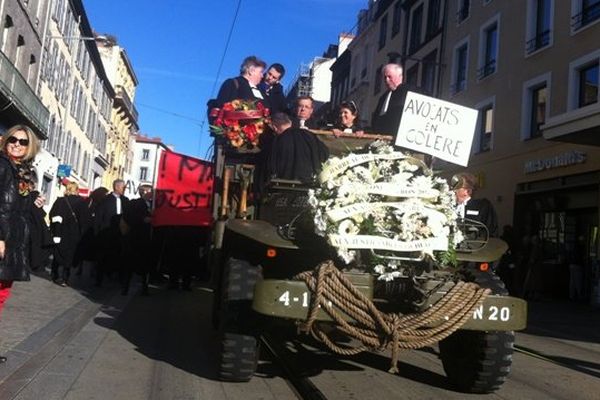 Les avocats ont sorti l'artillerie lourde, le 21 novembre 2014, à Clermont-Ferrand pour manifester contre le projet de loi Macron