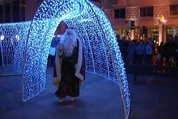 Les fêtes associent le divin et le profane, à Biarritz le Père Noël passe sous l'arche luminescente. Rite de passage d'une période vers une autre que l'on espère meilleure. Le divin s'exprime dans la messe de minuit avec une crèche très vivante.