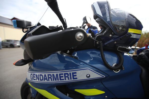 Un motard de la gendarmerie du Calvados a été grièvement blessé dans un accident avec un poids lourd à hauteur de Bayeux sur le route nationale 13.