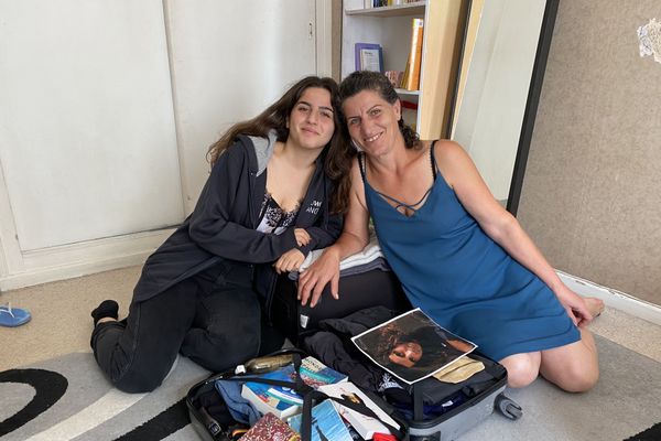 Enana aidée par sa maman Farizah prépare ses bagages. Elle intègre le 27 août prochain United Word Colleges à Maastricht.
