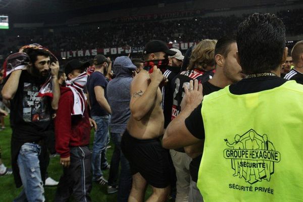 ILLUSTRATION - Le 18 octobre dernier, de nombreux supporters niçois avaient envahi la pelouse du stade de l'Allianz Riviera.