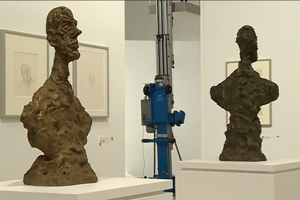 Sculptures, dessins... tout doit être en place pour l'ouverture de l'exposition samedi 16 mars. 