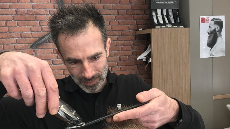 Régis, gérant de "L'atelier du coiffeur" à Broons