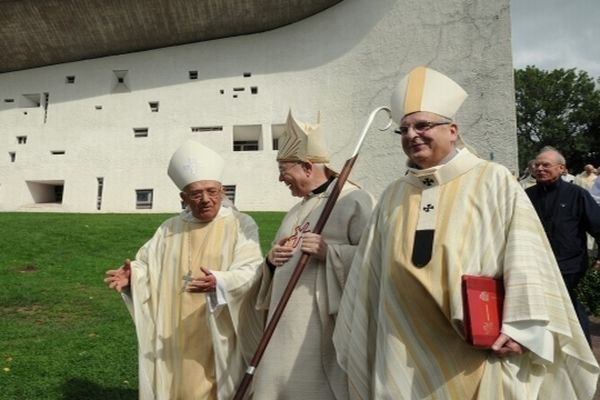 Mgr Lucien Daloz, à gauche sur cette photo, avec Mgr Lacrampe au premier plan.