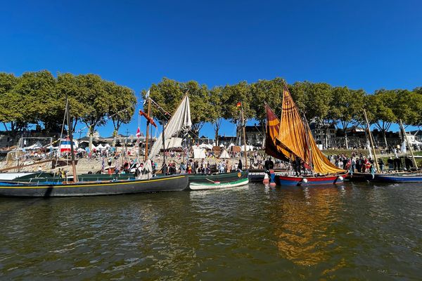 Des bateaux à quai à Orléans lors du Festival de Loire 2025.