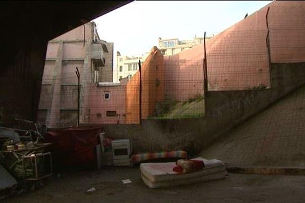 Un SDF d'une soixantaine d'années a été retrouvé mort rue Loubon, dans le 3ème arrondissement, ce lundi matin, autour de 10 heures.