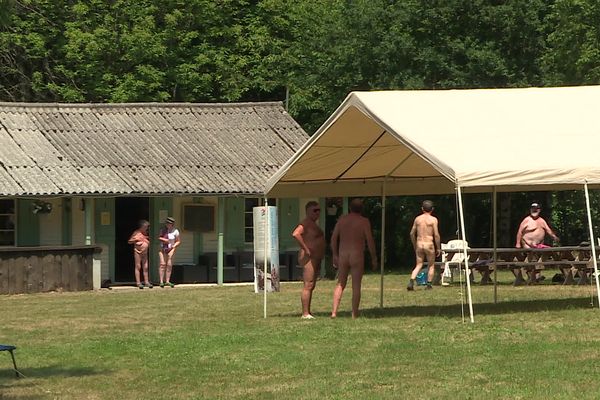 Le club de naturistes de Limoges fait découvrir son camping de Bussière-Galant et son art de vivre.