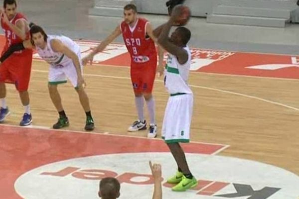 Pau Orthez (en blanc) et le SPO Rouen (en blanc) samedi soir au Kindarena à Rouen