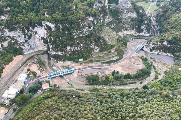 Les deux ponts d'Ambo et de Cairos, situés entre Breil-sur-Roya et les villages de Fontan et de Saorge, le 22 septembre 2023. 700 tonnes de pièces d'acier assemblées sur place en 14 mois pour désenclaver le haut de la vallée de la Roya après le passage de la tempête Alex.