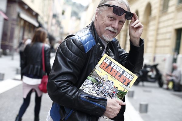 Frank Margerin, en 2016, avec sa nouvelle bande-dessinée sous le bras (illustration)