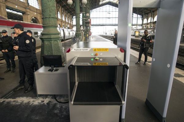 Des portiques et des scanners à rayons X ont pour l'instant été installés en gare du Nord à Paris et à Lille-Europe pour les trains Thalys