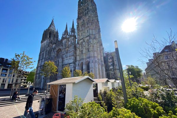 22 avril 2021 : les chalets mis à disposition des restaurateurs au pied de la cathédrale de Rouen