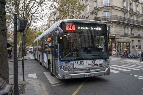 Un bus de la ligne 26 en direction de Nation