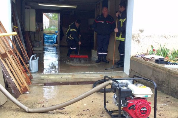 Des pompiers interviennent chez des particuliers qui ont subi des inondations suite aux crues hivernales