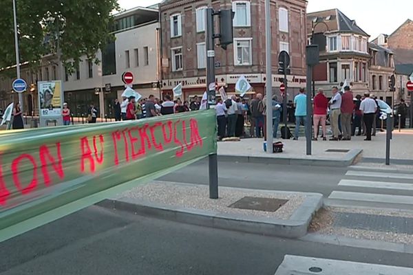 Ils étaient une soixantaine d'agriculteurs, mardi, à manifester devant la préfecture d'Amiens.