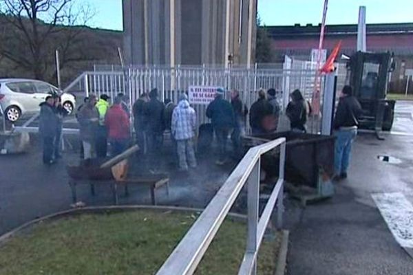 Le blocage du site Aubert et Duval à Issoire a débuté à 5 heures mercredi matin.