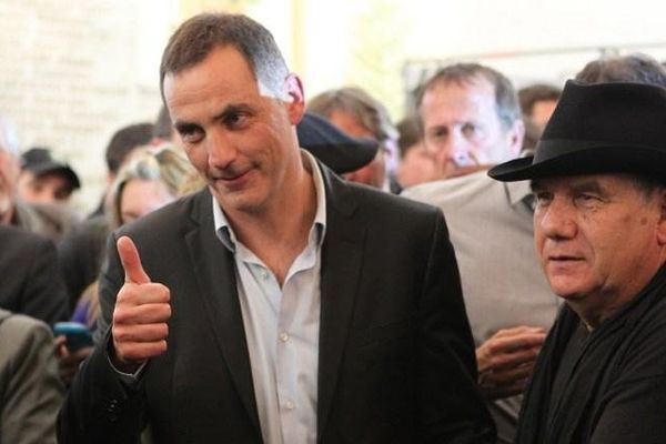 Gilles Simeoni au coude à coude avec Jean Zuccarelli, à Bastia,  le 23 mars 2014