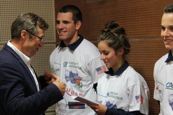 Franck, Emilie et Alexandre reçoivent leur billet d'avion à Moulins le mercredi 19 septembre.