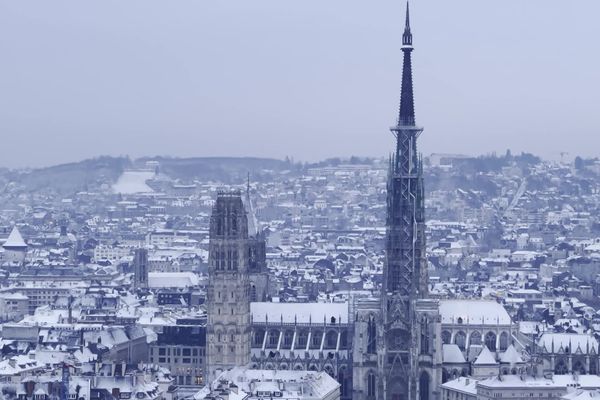 Du haut de la tour des archives. Un manteau blanc enveloppe Rouen.