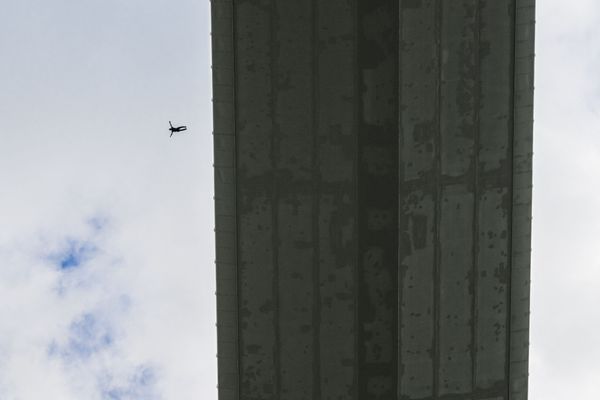 Un amateur de saut extrême s'est élancé depuis le Viaduc de Verrières dans l'Aveyron, ce dimanche 10 mars 2024 mais son parachute ne s'est pas ouvert. il est indemne.