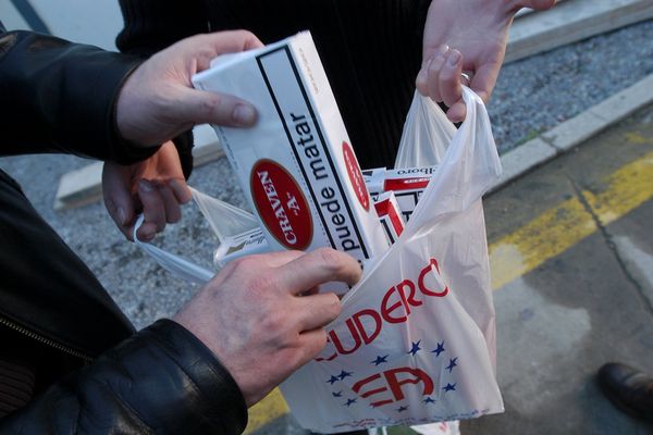 "En France les paquets sont à 12 euros, ici à 5", argumente une des acheteuses rencontrée à Les à la frontière espagnole.