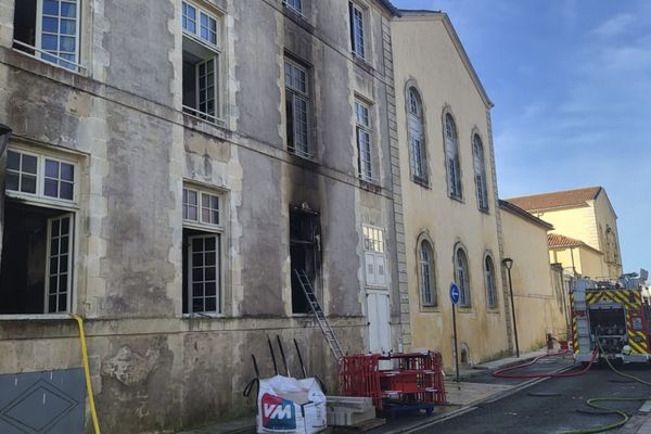 Dans la nuit du 16 au 17 février, un homme de 44 ans est décédé dans l'incendie d'un immeuble de Château d'Oléron, en Charente-Maritime.