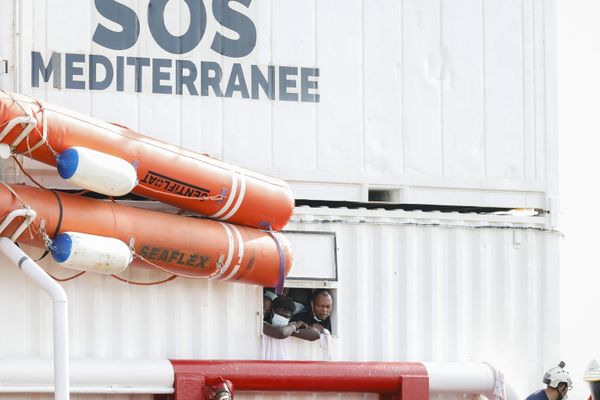 Des migrants à bord de l'Ocean Viking, le navire de SOS Méditerranée en auôt dernier dans un port de Sicile. (Illustration)