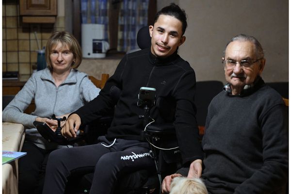 Mathias Dantin avec sa maman Fabienne et son père Jérôme.