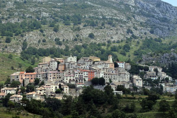 Dans le village de Coursegoules, les habitants se mobilisent contre l’implantation d’un héliport.