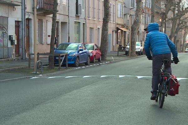 Pas de pistes cyclables sur les boulevards rénovés : il aurait fallu couper des arbres ou réduire les terrasses explique la maire de Millau, Emmanuelle Gazel.