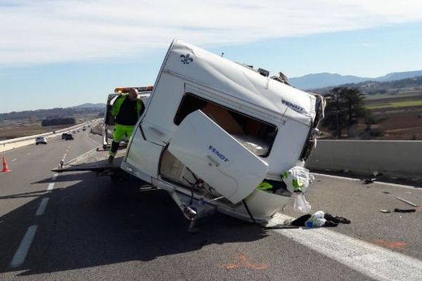 Les véhicules accidentés pris en charge par une dépanneuse.