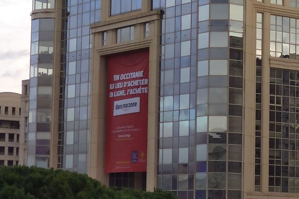 L'un des slogans de la région Occitanie pour encourager à consommer local sur la façade de l'hôtel de Région à Montpellier