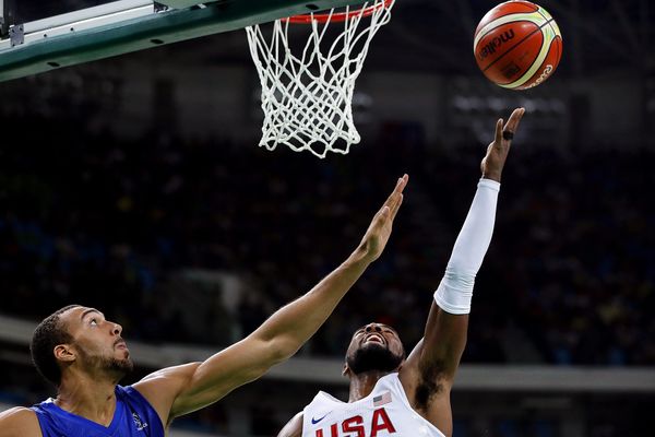 Rudy Gobert tente de contrer l'Américain Kyrie Irving lors du dernier match de poule de l'équipe de France de basket aux JO de Rio.