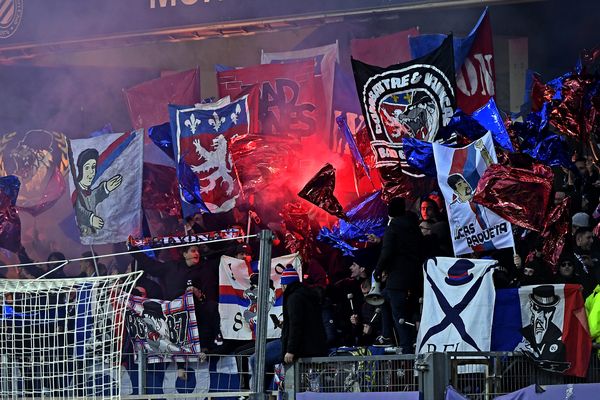 Les supporters lyonnais dans les tribunes du stade de la Mosson en novembre 2021.